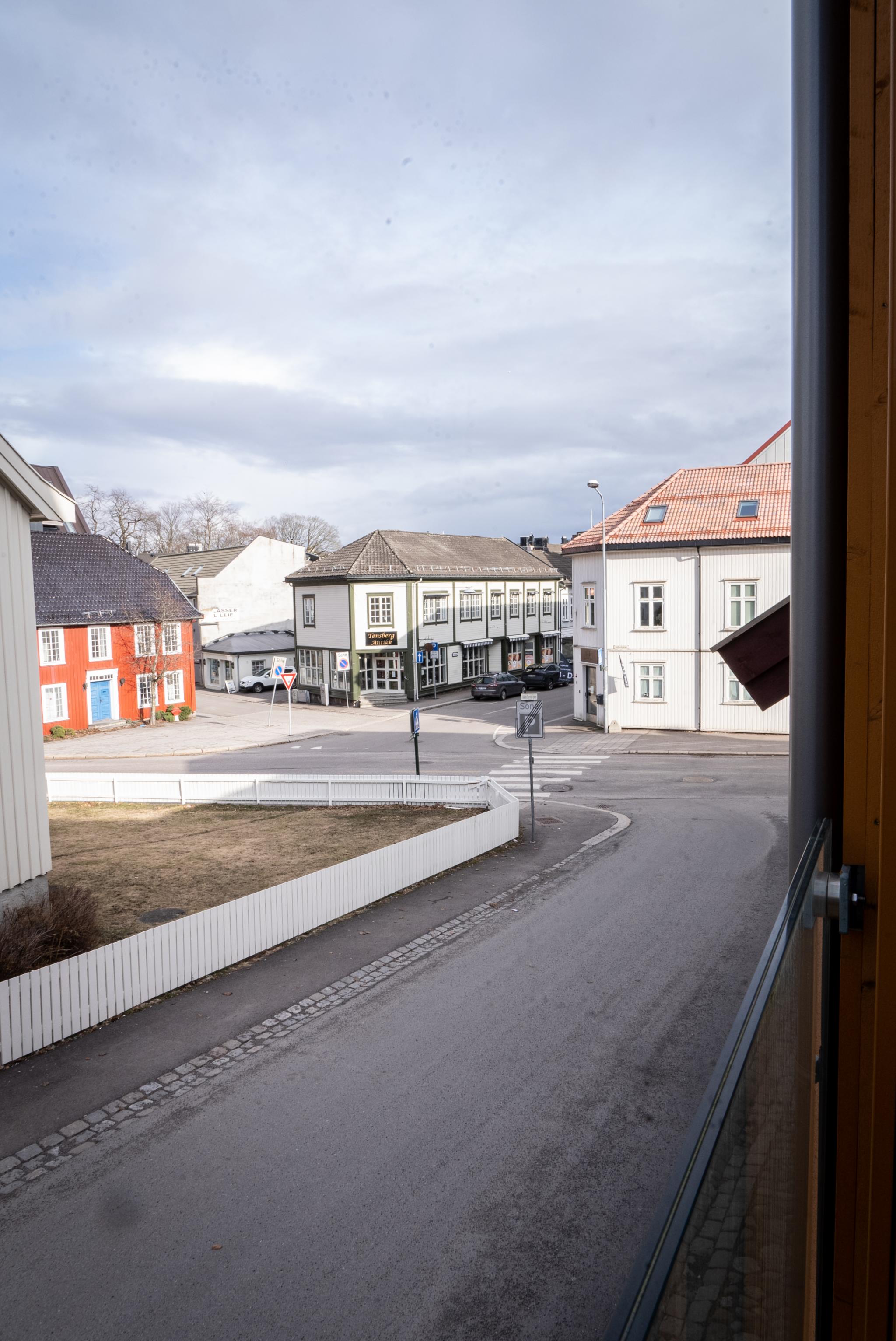 Omtrent rett rundt venstre hjørne er togstasjonen.